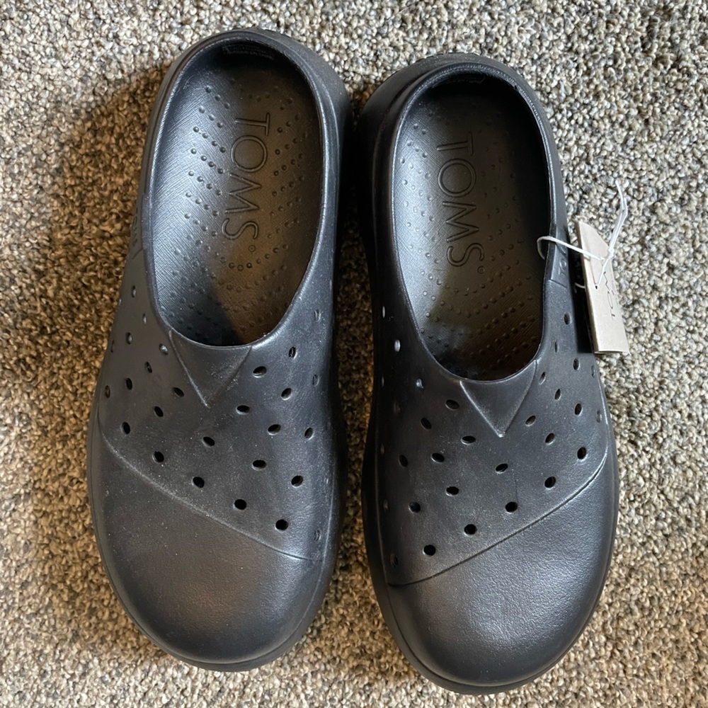 NWT Tom’s mule black